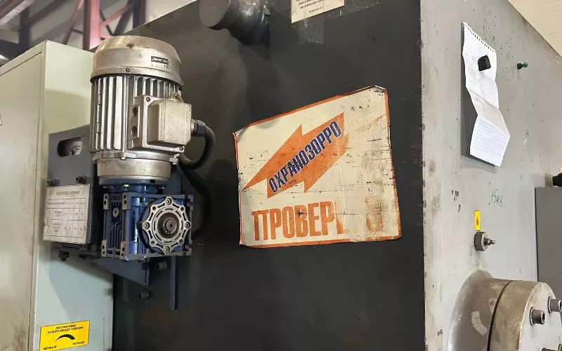 предупреждение для работающих с гильотиной